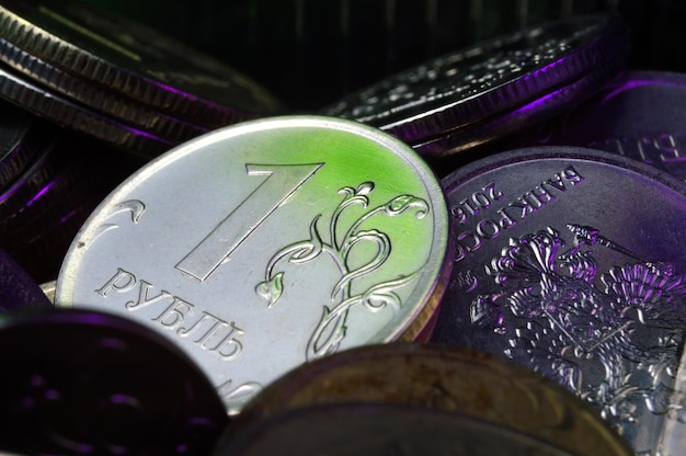 Moneta 1 rubel rosyjski jest zaznaczona na zielono. zbliżenie.