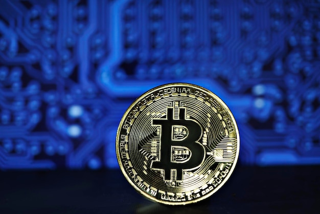 Moneta Bitcoin na abstrakcyjnym niebieskim tle matrycy