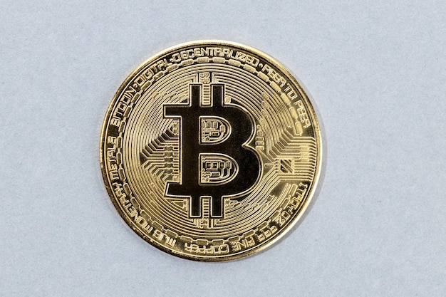 Moneta Bitcoin na białym tle na szarym tle