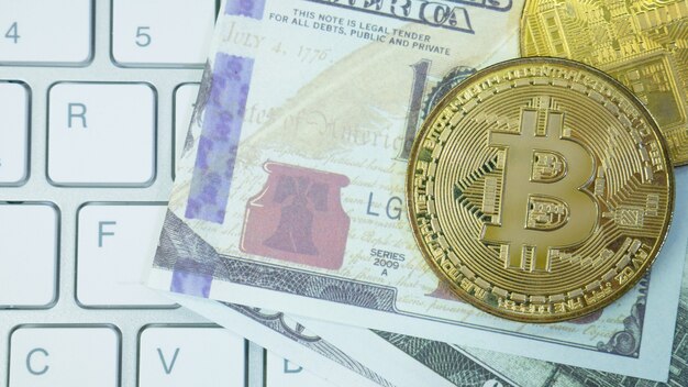 Moneta bitcoin na obrazie klawiatury dla zawartości kryptowaluty.