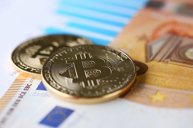 Moneta bitcoinów kryptowalutowych przeciwko banknotowi euro stanowi piramidę wymiany złota na pieniądze w związku ze zbliżającym się wzrostem lub spadkiem kursu walutowego.