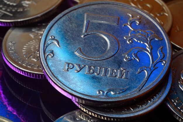 Zdjęcie moneta rosyjska o nominale 5 rubli jest podświetlona na niebiesko. zbliżenie.