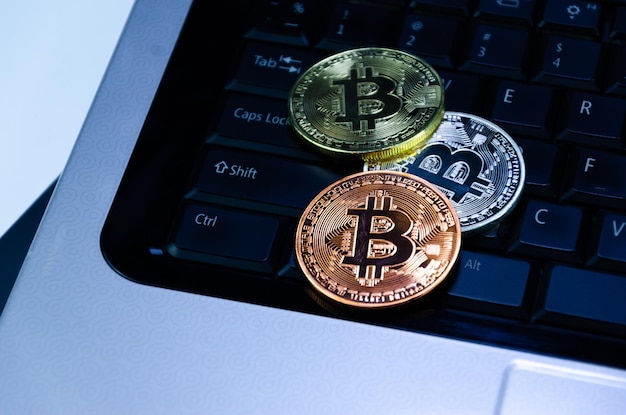 Monety bitcoin na klawiaturze komputerowejsymbol elektronicznych wirtualnych pieniędzy i koncepcji kryptowaluty górniczejKoncepcja bitcoinów kryptowalut na monetyBitcoin na klawiaturze