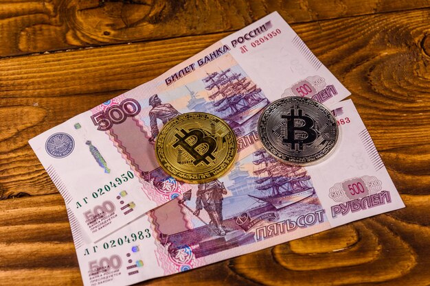 Monety Bitcoin na rosyjskich banknotach pięćset rubli