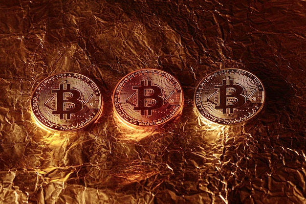 Monety Bitcoin na złotym tle kryzys walutowy