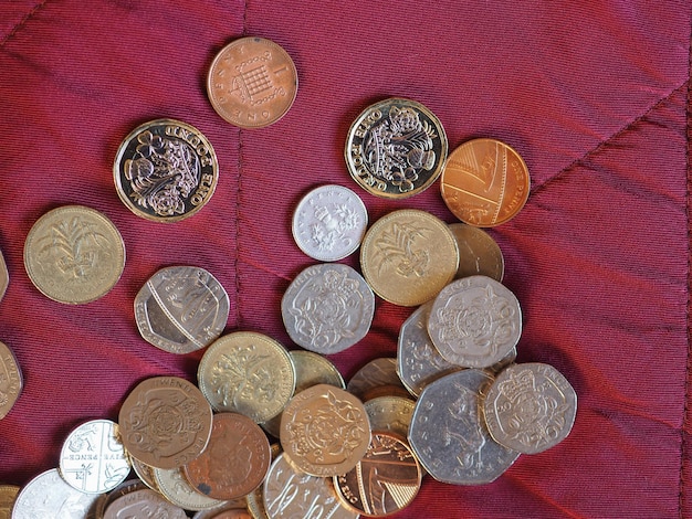 Zdjęcie monety funta, wielka brytania na czerwonym aksamitnym tle
