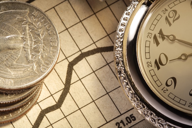 monety i zegar na koncepcji biznesowej wykresu