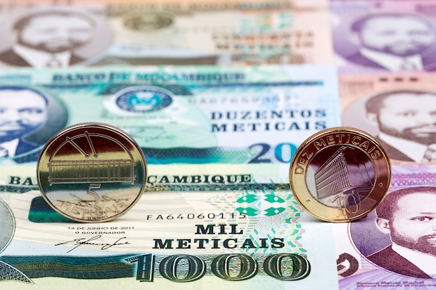 Monety Mozambiku - Metaliczne Na Tle Pieniądza