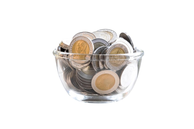 Monety pieniądze w szklanym słoikuPiggy BankSavings Currency Szklany bank na napiwki z pieniędzmi na białym tle
