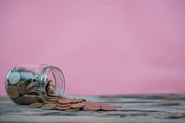 Zdjęcie monety w szklanej butelce inwestycyjnej pomysły na oszczędzanie pieniędzy