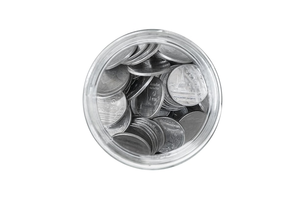 Monety w szklanym słoju przeciwko widok z góry oszczędności monety koncepcja inwestycji i odsetek oszczędność koncepcja pieniędzy rosnące pieniądze na piggy bank na białym tle