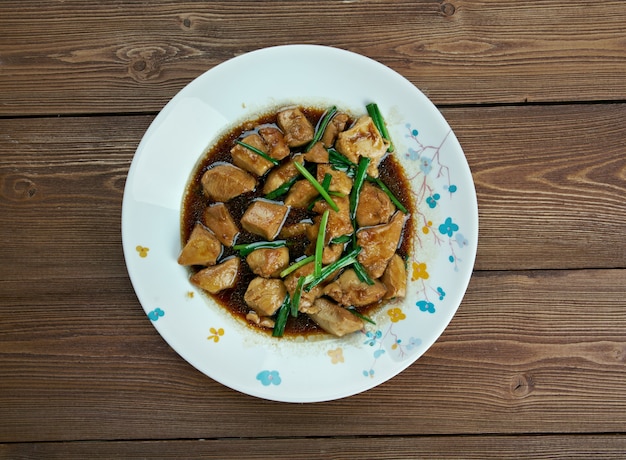 Mongolian Chicken - Smażone chińskie jedzenie w stylu amerykańskim. metody przygotowania są zaczerpnięte z tradycyjnej kuchni mongolskiej.