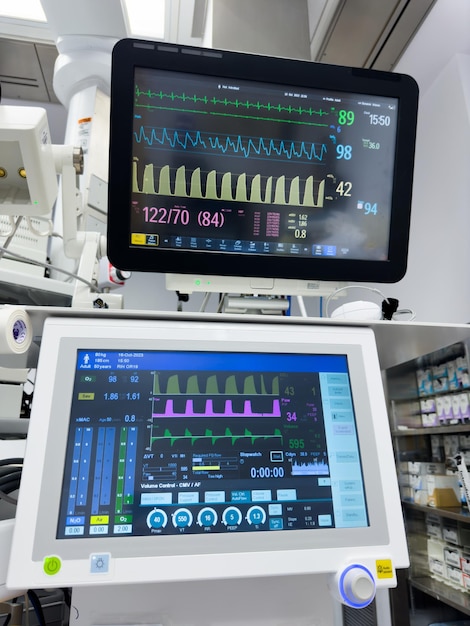 Zdjęcie monitor szpitalny wykazujący oznaki życiowe, w tym tętno, ciśnienie krwi, poziom tlenu i tętno.