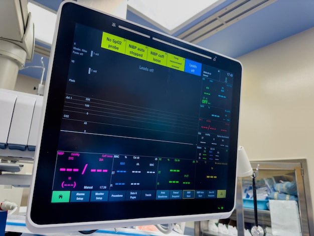 monitor szpitalny wyświetlający parametry życiowe tętno ciśnienie krwi temperatura i pulsoksymetria