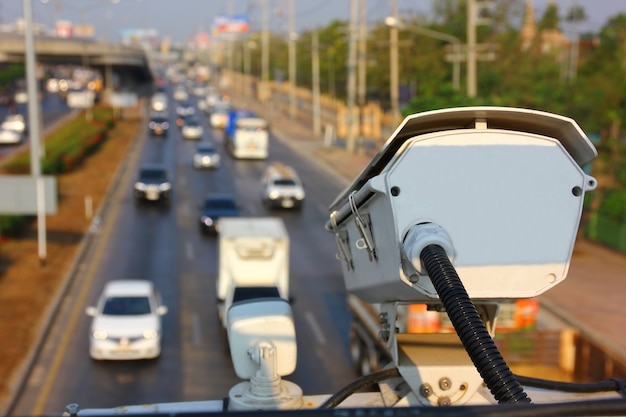 Zdjęcie monitoring ruchu działa przesyłanie informacji do kontroli ruchu na autostradzie