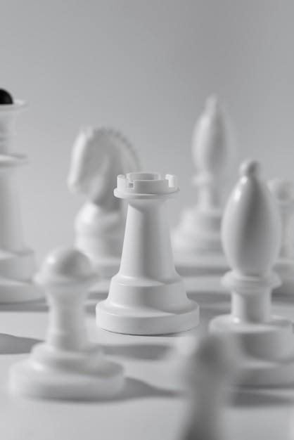 Zdjęcie monochromatyczne elementy do gry w szachy