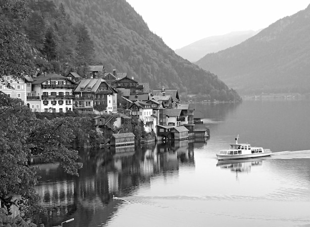 Monochromatyczny obraz fantastycznej wioski Hallstatt, wpisanego na Listę Światowego Dziedzictwa UNESCO w regionie Salzkammergut, Austria