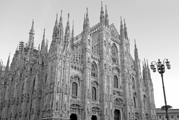 Monochromatyczny obraz katedry w Mediolanie we Włoszech