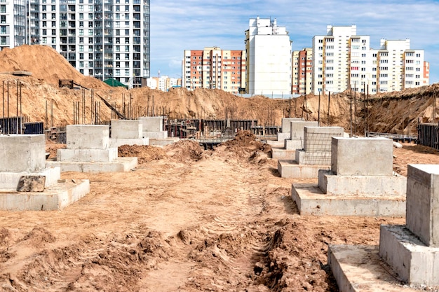 Monolityczne fundamenty żelbetowe do budowy dużego budynku Rostverk na placu budowy Kopalnia budowlana z fundamentem Zbliżenie