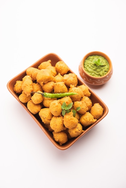 Monsoon special Moong Dal Vada, Pakoda, Dalwada, Pakora lub Mungdal Bhajiya lub Yellow Split Gram Fritters Serwowane z Zielonym Chutney