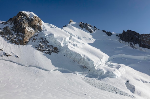 Mont Maudit i droga wspinaczkowa na główną górę w Alpach MontBlanc Chamonix MontBlanc Francja