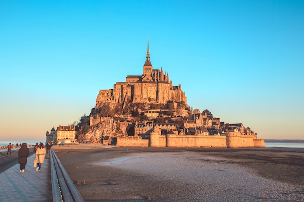 Mont Saint Michel, Normandia Francja, Grudzień, - 29, 2016: Widok na sławnej Mont Saint Michel wyspie z turystami w ranku