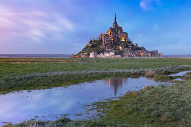 Mont Saint Michel o zachodzie słońca Normandia Francja