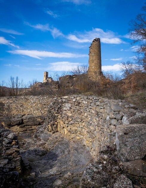 Montana Huesca Aragonia Hiszpania Zawalona wieża i widok na drogę Santa Maria de Baldos