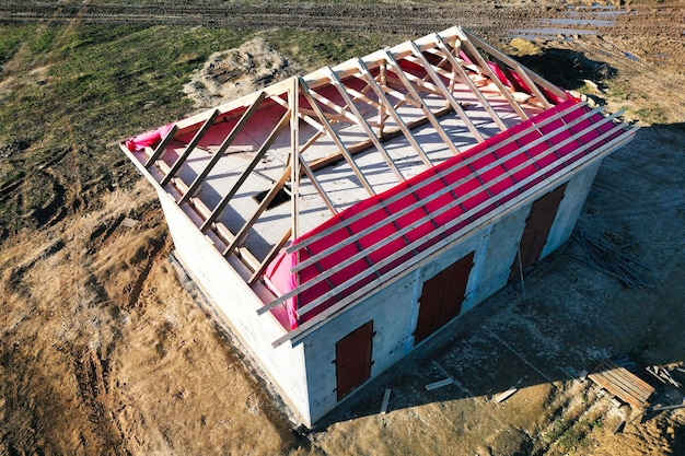 Montaż dachu metalowego z blachy profilowanej Widok z góry Strzelanie dronem na plac budowy Urządzenie dachu metalowego na budynku