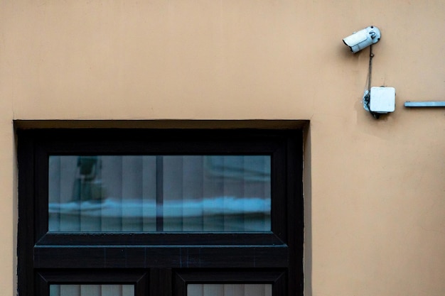 Montaż kamery monitoringu na elewacji budynku Systemy monitoringu wizyjnego Cyfrowe systemy zabezpieczeń i antywłamaniowe Technologie cyfrowe Kamera CCTV na ścianie