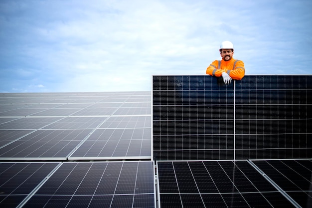 Montaż paneli słonecznych i profesjonalnego pracownika trzymającego panel fotowoltaiczny