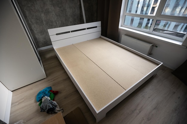 montaż podwójnego łóżka z drewna i lameli
