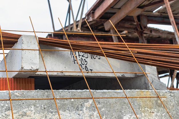 Montaż zbrojenia i szalunku do betonu zbrojonego przez budowniczych do produkcji schodów w budynkach Urządzenie rampy żelbetowej Przygotowanie do wylewania betonu