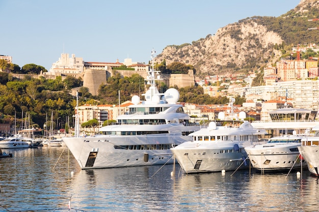 Zdjęcie monte carlo monaco port hercule z luksusowymi jachtami i panoramiczną linią horyzontu