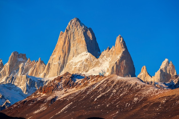 Monte Fitz Roy (znany również jako Cerro Chalten) widok z lotu ptaka wschodu słońca. Fitz Roy to góra położona w pobliżu El Chalten, w południowej Patagonii, na granicy Argentyny i Chile.