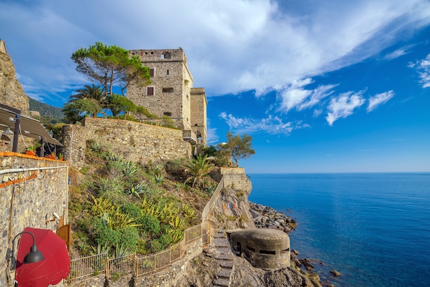 Monterosso al Mare, kolorowy gród w górach nad Morzem Śródziemnym w Cinque Terre Włochy Europa