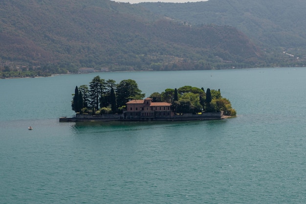 Montisola to największa wyspa na jeziorze we Włoszech
