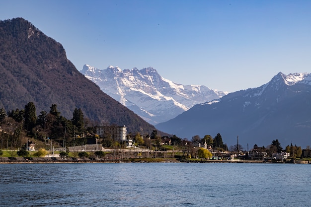 Montreux Szwajcaria Widok z zamku Chillon Jezioro Genewskie i Alpy w tle