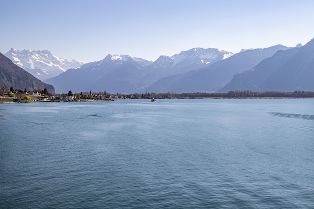 Montreux Szwajcaria Widok z zamku Chillon Jezioro Genewskie i Alpy w tle