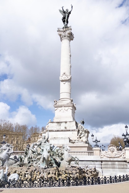 Monument aux Girondins na placu Quinconces w Bordeaux Akwitania we Francji