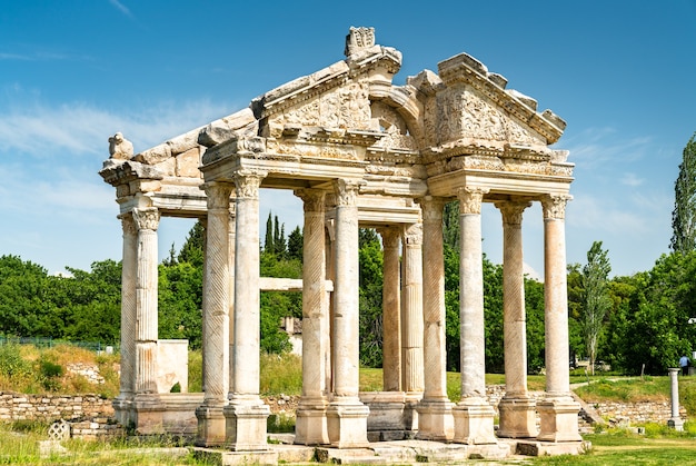 Monumentalna brama lub tetrapylon w Aphrodisias w Turcji