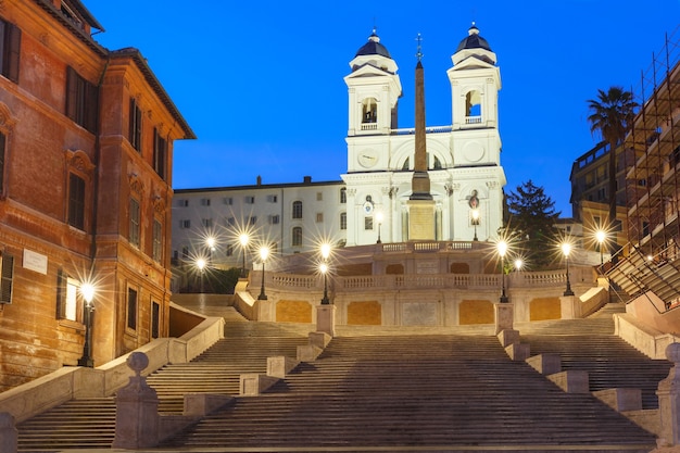 Monumentalne Schody Hiszpańskie Schody, Widziane Z Piazza Di Spagna I Kościoła Trinita Dei Monti Podczas Porannej Niebieskiej Godziny, Rzym, Włochy.