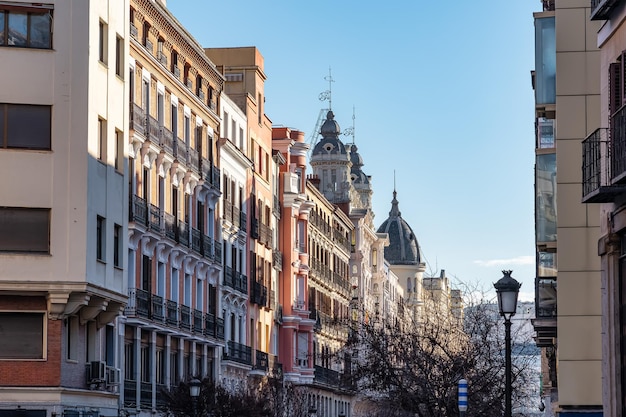 Monumentalny i malowniczy zespół budynków w centralnej dzielnicy europejskiego miasta Madryt Hiszpania
