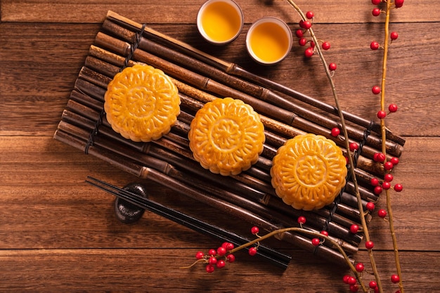 Moon cake Mooncake ustawienie stołu Chińskie tradycyjne ciasto z filiżankami herbaty na drewnianym tle MidAutumn Festival koncepcja widok z góry płasko leżał