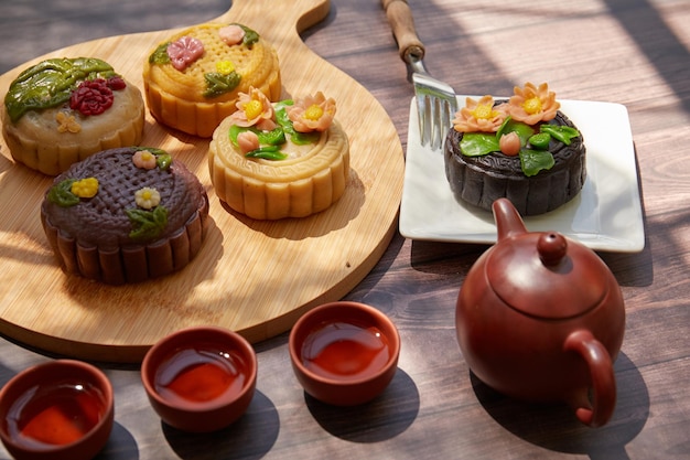 Mooncake Ciasto księżycowe na koncepcję festiwalu MidAutumn tradycyjnego świątecznego jedzenia na drewnianym stole