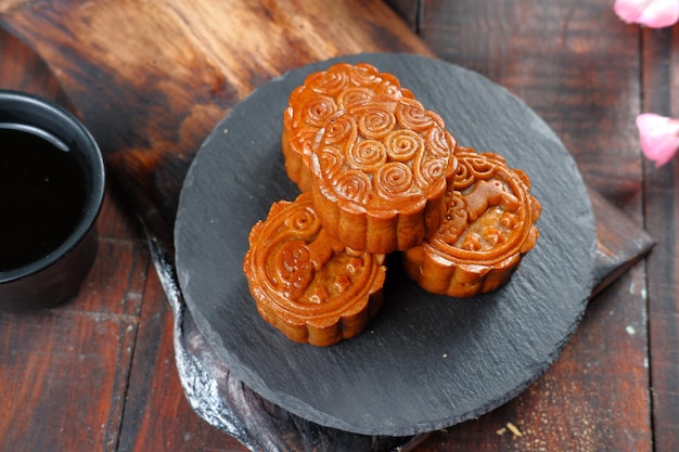 mooncake, moon cake - chińskie tradycyjne ciasto na ciemnym tle, koncepcja festiwalu w połowie jesieni