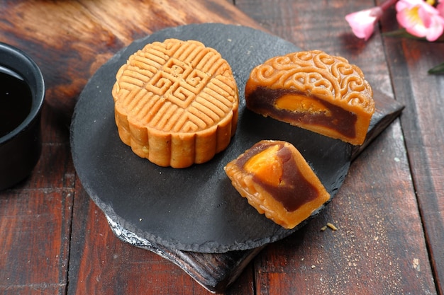 mooncake, moon cake - chińskie tradycyjne ciasto na ciemnym tle, koncepcja festiwalu w połowie jesieni