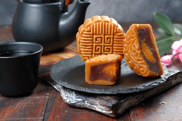 mooncake, moon cake - chińskie tradycyjne ciasto na ciemnym tle, koncepcja festiwalu w połowie jesieni