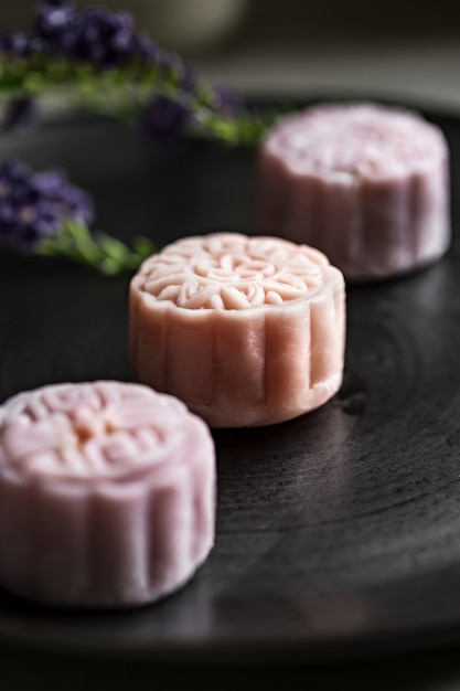 Mooncake w pastelowym kolorze z nadzieniem z pasty sojowej