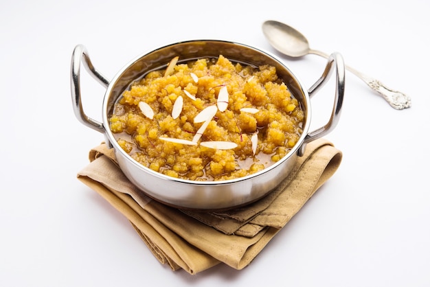 Moong dal halwa to klasyczne indyjskie słodkie danie z soczewicy moong, cukru, ghee i kardamonu w proszku